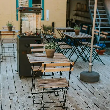 Kefs & Cafe Bed & Breakfast *